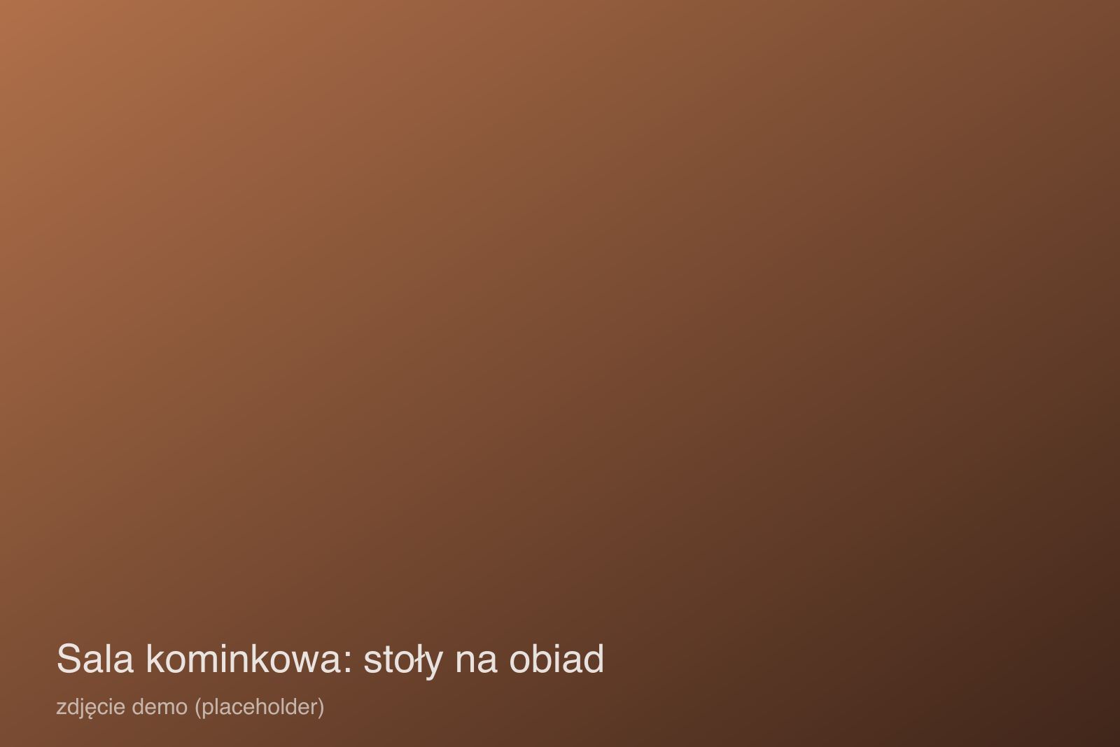 Stoły nakryte na obiad w sali kominkowej